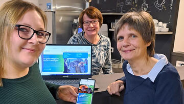 Pflegedienstleitungen und Einrichtungsleitung des Elias-Schrenk-Hauses und von Elias-Schrenk mobil in Tuttlingen zeigen die neue Website